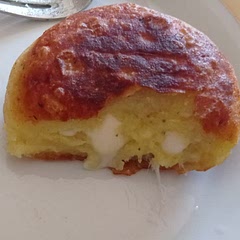 it was really yumy, i had cut up cheese to smaller cubes but it still turned out pretty well ^^