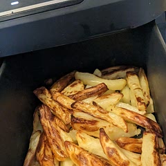 Chips were either under cooked or over cooked. Perhaps if I put less in the draw they would have cooked evenly. 
I  para-boiled the potatoes for 20 mins beforehand too.
