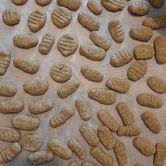 La pâte était très collante. Le rendu après cuisson ne ressemblait pas aux gnocchis car vraiment très pâteux... j'essaierai une nouvelle fois. J'ai dû louper quelque chose...