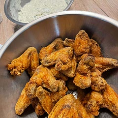 Die Wings zu frittieren ist sehr aufwändig, werde diese das nächste mal im Ofen backen, denn die Kompi ist Mega.
