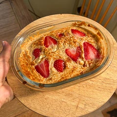 I didn’t have any blueberries to topped with strawb and white choc chips, also cooked in the air fryer! DELISH🤤