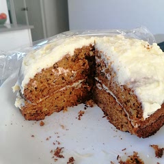 Super easy and extremely tasty!
I went wront with the icing (I think my soft cheese and butter weren't soft enough), so it's not as pretty as I wished, but still tastes amazing! 