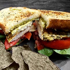 Super simple and lots of flavor.L, tastes (and looks) like an expensive lunch from a fancy restaurant!! 