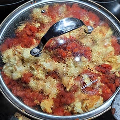 Very simple to make, even without a wok! I used a frying pan and it worked fine! I was short on tomatoes however, so used up a can of already diced ones. Next time I will use tomatoes as it may be more flavourful and bring more sauce.