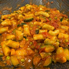 To form the gnocchi i took a piping bag.
Piping it directly in the boiling water and cut in at the same time with scissors into small pieces .
Very nice recipe.