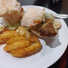 steak with crispy potatoes and ciabatta 