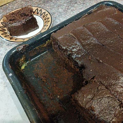 Maak n blikkie ideal melk warm, met bietjie suiker en druk die warm oondpankoek vol gaatjies met n sosatiestokkie. Gooi die warm ideal melk stadig oor die koek dat dit intrek. Koel af en versier.