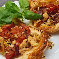 änderung: 
• ohne frischkäse
• feta gleich zu den balsamico tomaten gebröselt und mitgebacken

mit gemischtem salat serviert und hat jedem super geschmeckt 😍