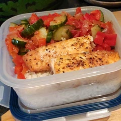 Über den Reis würd ich noch ein bisschen Pfeffer streuen, aber sonst schmeckt der super. Gut kombinierbar mit Fleisch/ Fisch/ vllt auch Tofu(?) Aus einer Portion lassen sich für Leute mit geringer Aufnahmefähigkeit auch zwei Portionen machen