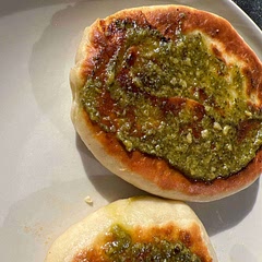 Really nice flavours! I added some chorizo too ◡̈ Just remember to make the dough thin enough. I had some filling extra, so I upscaled the dough-recipe by 1,5 and made more bread.