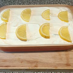 I've made lemon tiramisu a few times now. I'm just not good at slicing lemons evenly.  I made two individual pot size ones yo use up four fingers and the mascarpone mix.  🍋