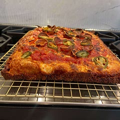 It’s one of the best pizzas I’ve ever had!
The crispy crust is TO DIE FOR!!!