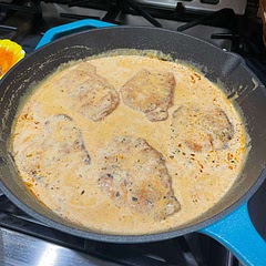 These smothered pork chops were delicious! I paired them w/ a sweet potato & pesto pasta…I tweaked the recipe a bit-I added 1/2 of parm cheese…so yummy🥰🐷