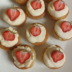 I added lemon curd to the whipped cream and it was very nice 😊😊