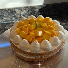 So pleased with this cake!! 

Light and not too sweet - perfect for my asian parents haha.