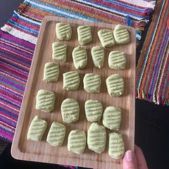 Hi! I used glutenfree flour, and with 300 grams is was still very runy. I added flour until firmer. Which was 500grams of flour in total ! Than they were perfect 🤪