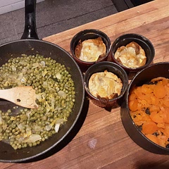 Half the Veg for 3 people, not the pie. The pie is delicious make the whole pie.