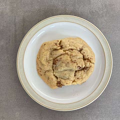 On the recipe it says it makes 8, but I can easily make 16 massive ones. I bake for max 10 minutes in my oven and then they harden slightly once out the oven for a perfectly gooey taste! Enjoy✨🍪