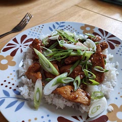 Great recipe, really tasty. I added Japanese 7 spice and a little dark soy. Perfection 👌
Sauce definitely takes longer to thicken up so wait to cook the rice. Definitely more like 2 portions for us personally. Loved it. 
