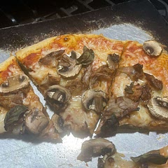 Was quite good, made my own dough, used Monterey Jack.