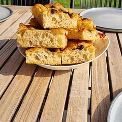 Very good recipe! I used 400g white flour and 100g full-wheat flour. It was super crispy and moist at the inside. 
