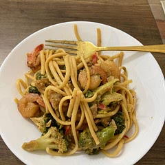 I used prawns and broccoli instead and added chilli.