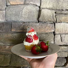 It was sooo good!🍓✨ The cupcake took a little long to make, but it was so easy to decorate and it was so good!🧁