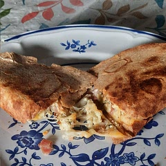 This was easier than I expected! I put some herbal spices in the egg mix and it paired well with the cheese😊 I'd definitely make it again for my family!