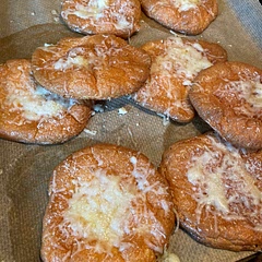 I used a blue cream cheese, topped with cheddar and parmigiana. They taste very cheesy and a bit like an omelette. Very light and fluffy.