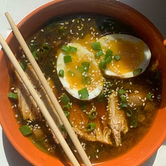 it was sooo delicious!
I have some problems with my stomach but i really love ramen and this option of it is pretty good.I haven’t added ginger,shiracha and even without some spicy things i liked it!