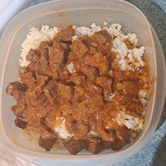 Marinated beef overnight with diced onion, spices, and 1/4 cup crushed tomatoes. Cooked with 1/2 cup crushed tomatoes and 1 cup stock. Did not precook sauce or meat. Came out tender, a little too much tomato flavour. 