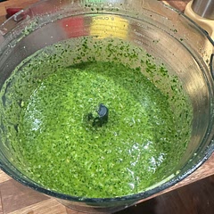 Super easy and going to add to pasta to make tasty pesto pasta 🙌🏽
