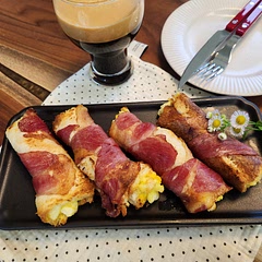 식빵을 밀대로 밀때 찢어지지않게 힘조절을 잘해야
완성된 모양이 예뻐요.