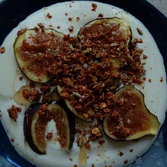 I kinda forgot about the crumble while I was doing the rest, so it was a little burned od the corners, but the rest of it was so sweet and crunchy. 