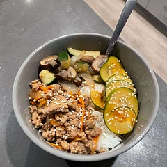 Forgot to add the egg 😓 but I used carrots, ground pork, onions, zucchini, mushrooms, and I made homemade Korean-style pickles.