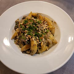 Super lecker. Die Kombi aus Lauch und Pilze ist immer gut. Schnelles Rezept bei dem man nicht viel falsch machen kann. 