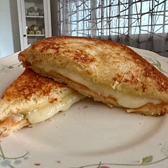 I used brioche bread, mayo, cheddar cheese and pepper jack cheese. Turn out nicely. Will make again.