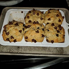 I used 5 medium to small bananas as 3 of them weren't enough.  I used 1 cup of chocolate chips.  They turned out great.