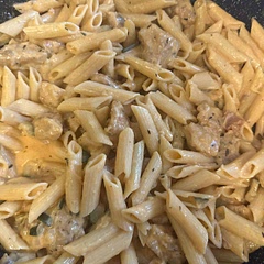 Kip met chorizo courgette rode ui look room en penne