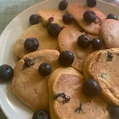 I didn’t have the vanilla, but it turned out great either way! My calculations also give me a total of under 300 calories. The perfect breakfast 🥰