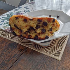 Moist and so yummi 😋 It reminded me the Jaffa sweets the little orange balls with chocolate inside 😋my dad bought when we were kids and he took us to the movie theater. They were crunchy and soft and sweet in the middle. 