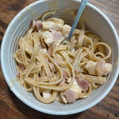 Added some chicken and bacon, Italian people might have my head on a stick but this was really good none the less.