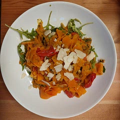Wir haben aus den Kräutern und den Pinienkernen eine Pesto gemacht, indem wir noch Olivenöl dazugegeben haben.