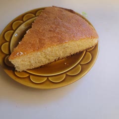 Just  spread some butter on top before  you cut it.