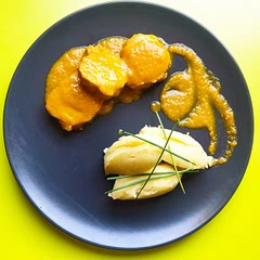 La salsa riquísima, he usado puré de patatas en vez de patatas fritas