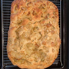 I love this recipe! And I love experiencing with toppings 😍 this one is with potatoes and rosemary