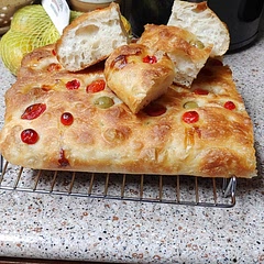 Fluffy on the inside, crunchy on the outside with garden grown cherry tomatoes and green olives. Perfect overnight focaccia. Just add pesto💚