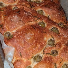 This is banging bread. I am not known for my culinary skills... Or any skills really 😂 and even I can follow this recipe - clear, easy but most of all DELICIOUS. It's an absolute crowd pleaser, but frankly I want it all to myself!