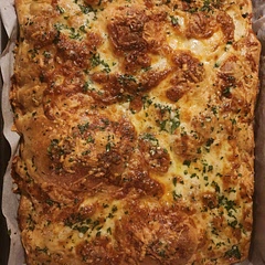 The best focaccia bread recipe. I couldn't wait to cut and enjoy it. Paired it with spaghetti and meatballs with fresh pasta. The longest 15 minute wait of my life lol :) 