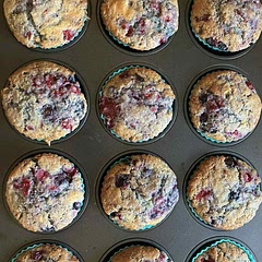 Made the muffins without the crumble topping, I got 12 kinda big muffins, I totally recommend it, turned out super tasty